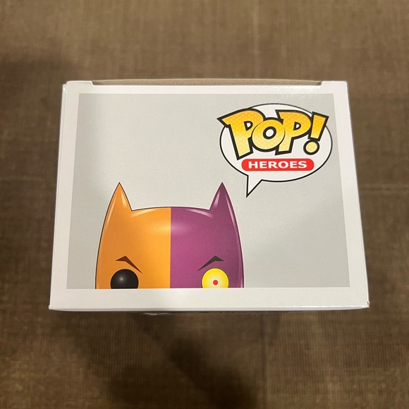 NWT Two-Face Imposter #123 DC Super Heroes Funko POP! Rare & Vaulted Figure - Picture 6 of 7